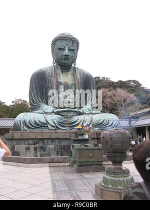 La gigantesque statue en bronze, de 44 pieds de hauteur, près du Grand Bouddha à Kotoku-in Temple à Kamakura est un trésor national datant de 1252. Banque D'Images