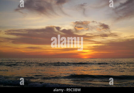 Plage océan coloré coucher du soleil avec quelques nuages au cours de l'heure d'été en Asie Banque D'Images