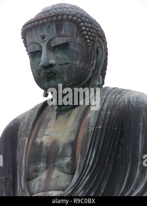 La gigantesque statue en bronze, de 44 pieds de hauteur, près du Grand Bouddha à Kotoku-in Temple à Kamakura est un trésor national datant de 1252. Banque D'Images