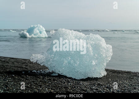 Des fragments de glace glaciaire au glacier Jökulsárlón plage Black Diamond, l'Islande Banque D'Images