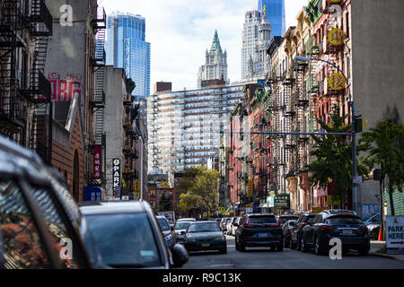 NEW YORK - États-Unis - 03 novembre 2018. New York City style bâtiments avec escaliers de secours le long de Mott street dans le quartier chinois voisin Banque D'Images