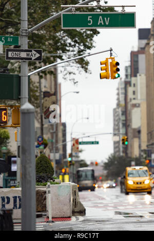 Les voitures et les taxis relient la 5e avenue sur un jour froid et pluvieux. Manhattan, New York City, United States. Banque D'Images