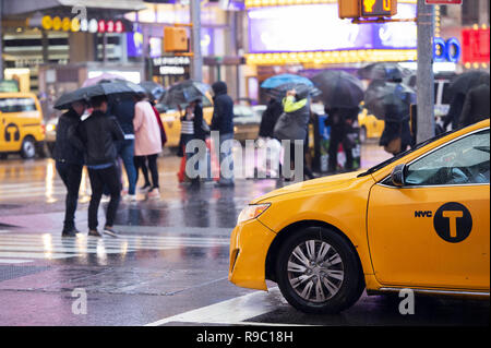 Yellow Cab vitesse dans Times Square, l'occupation de l'intersection de l'art du néon et du commerce. Banque D'Images