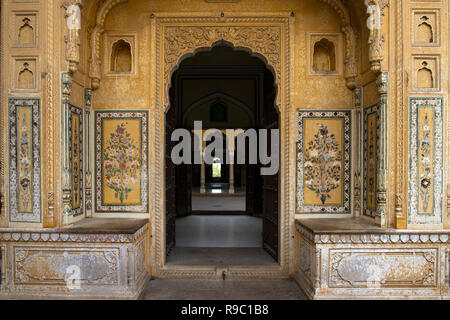 Belle couleur claire et portes ornementées à Jaipur, Rajasthan, Inde. Banque D'Images