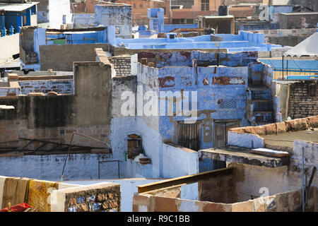 Vue rapprochée de certains toits dans la ville bleue de Jodhpur, Inde. Banque D'Images