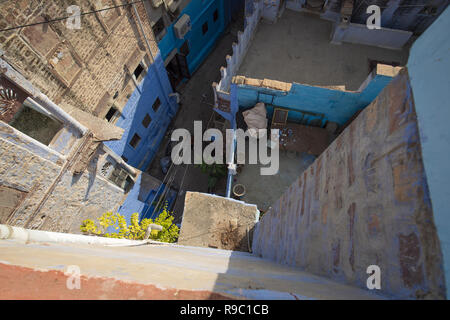 Vue rapprochée de certains toits dans la ville bleue de Jodhpur, Inde. Banque D'Images