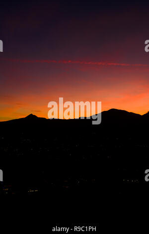 Vue aérienne d'un spectaculaire coucher de soleil derrière quelques belles montagnes en Italie. Banque D'Images