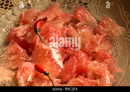 Pomelos Rose sains et savoureux fruits servis dans une assiette Banque D'Images