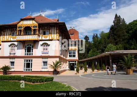 LUHACOVICE, RÉPUBLIQUE TCHÈQUE - 30 avril 2018 : les gens marchent autour de monument culturel national maison Jurkovicuv Colonadde à partir de 1902 à la ville de spa sur une Banque D'Images