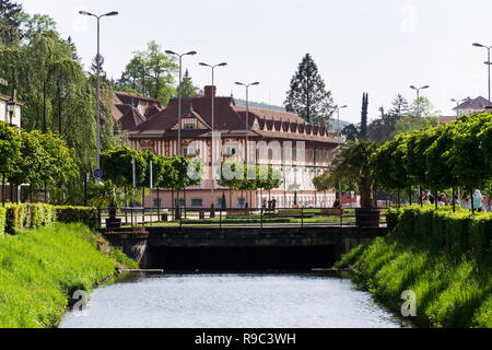 LUHACOVICE, RÉPUBLIQUE TCHÈQUE - 30 avril 2018 : les gens marchent autour de monument culturel national maison Jurkovicuv Colonadde à partir de 1902 à la ville de spa sur une Banque D'Images