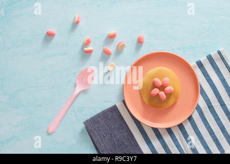 Le petit déjeuner des enfants ou dessert - crêpes au bonbons guimauve. Banque D'Images