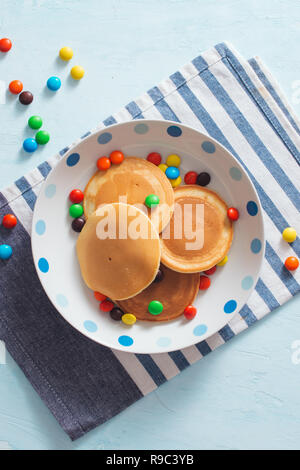 Le petit déjeuner des enfants ou dessert - crêpes au bonbons colorés. Banque D'Images