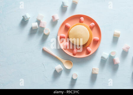 Le petit déjeuner des enfants ou dessert - crêpes au bonbons guimauve. Banque D'Images