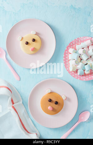 Funny pancake dans une forme d'ours, de l'alimentation pour les enfants idée, vue du dessus Banque D'Images