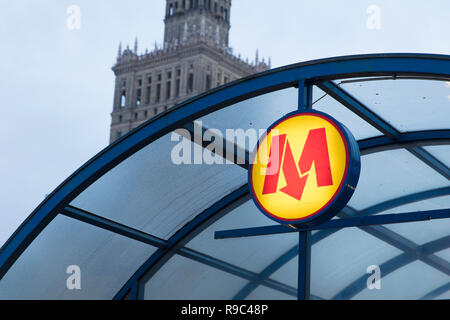 Varsovie, Pologne, Europe, décembre 2018, metro underground sign Banque D'Images