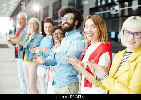 Les personnes réussies clapping hands in line Banque D'Images