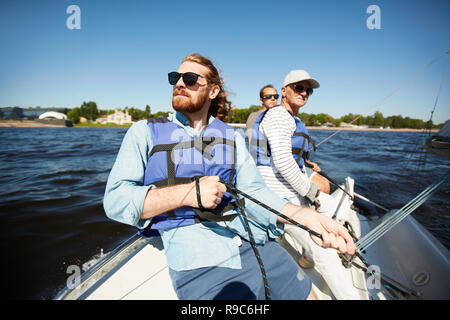 Hommes sur yacht Banque D'Images