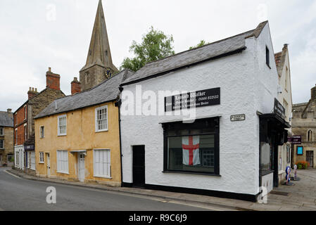 Boutiques classé Grade II & cottages, rue Gloucester, Malmesbury, Wiltshire St Paul's Bell Tower derrière Banque D'Images