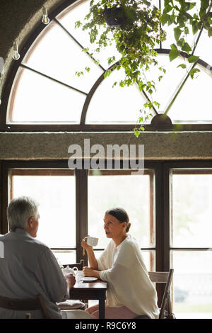 Les personnes âgées se détendre dans cafe Banque D'Images