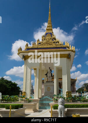 Statue équestre du roi Norodom (1834-1904) réalisé par l'artiste français Eude en 1875 à Paris et placé sur le terrain de la pagode en 1892 Phnom Penh Cam Banque D'Images