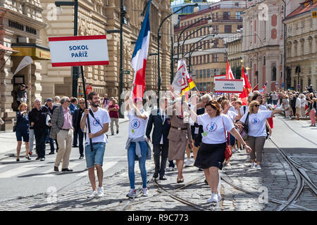 PRAGUE, RÉPUBLIQUE TCHÈQUE - 1 juillet 2018 : les visiteurs de Paris défilant à Sokolsky Slet, une fois tous les six ans de la collecte d'un mouvement - République tchèque Sokol Banque D'Images