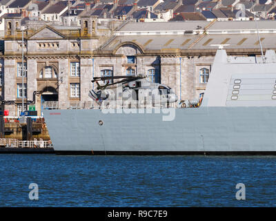 Type de navire de guerre HMS Defender 45 à Plymouth arsenal, un destroyer de défense aérienne de classe audacieuse, cinquième de sa commission type en 2013. Cornwall, UK. Banque D'Images