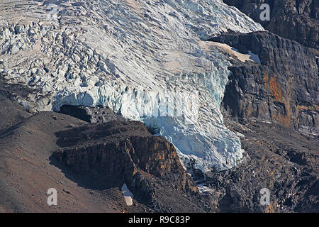 Le Glacier Athabasca est un des six principaux 'orteils' du champ de glace Columbia, situé dans les Rocheuses canadiennes. Banque D'Images