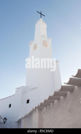 Vue d'une église typique avec des murs blancs et toit de la village de pêcheurs Binibeca Menorca Espagne Banque D'Images