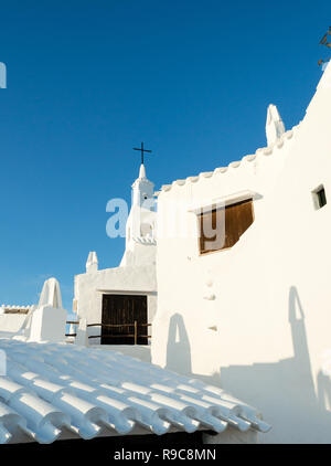 Vue d'une église typique avec des murs blancs et toit de la village de pêcheurs Binibeca Menorca Espagne Banque D'Images
