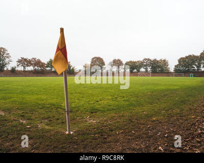 Close-up shot de poteau de corner of Rural terrain de football en Allemagne Banque D'Images