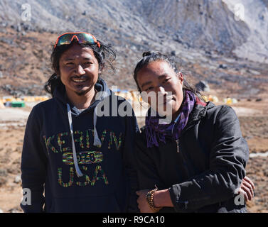 Des porteurs dans la vallée du Khumbu, Népal, Khumjung Banque D'Images