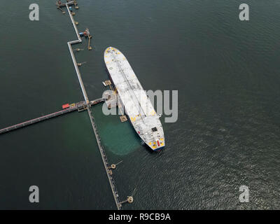 Vue aérienne de drone un énorme pétrolier le pompage de son chargement de pétrole brut à Singapour. Image prise avec un DJI Mavic Pro le 25 novembre 2018 Banque D'Images