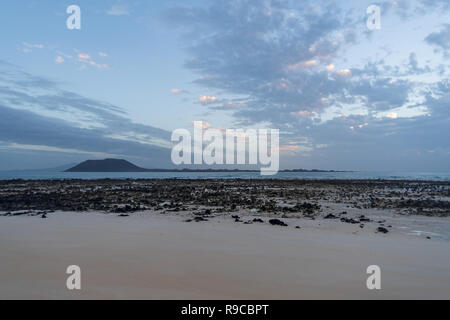 L'île de Lobos, matin vue vue de la plage de Corralejo à Fuerteventura, Îles Canaries, Espagne Banque D'Images