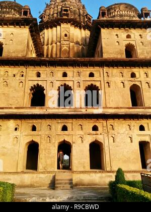 Une femme qui voyage dans un vieux temple ruine en Inde qui brille dans le soleil de l'après-midi Banque D'Images