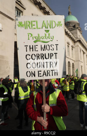 Des militants du Gilet jaune à l'extérieur de la maison d'Irlande à Dublin, lors d'une manifestation pour protester contre le gouvernement irlandais est d'enregistrer sur une gamme de questions sociales, y compris la crise du logement et les récentes expulsions. Banque D'Images