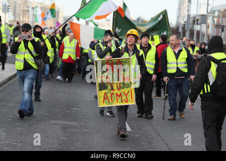 Des militants du gilet jaune l'Irlande à Dublin, lors d'une manifestation pour protester contre le gouvernement irlandais est d'enregistrer sur une gamme de questions sociales, y compris la crise du logement et les récentes expulsions. Banque D'Images