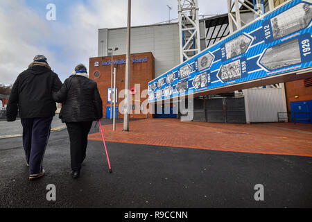 Fans arrivent à venir du ciel parier match de championnat à Ewood Park, Blackburn. Banque D'Images