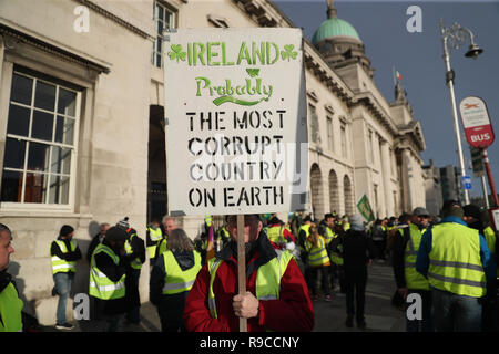 Des militants du Gilet jaune à l'extérieur de la maison d'Irlande à Dublin, lors d'une manifestation pour protester contre le gouvernement irlandais est d'enregistrer sur une gamme de questions sociales, y compris la crise du logement et les récentes expulsions. Banque D'Images