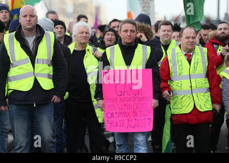 Des militants du gilet jaune l'Irlande à Dublin, lors d'une manifestation pour protester contre le gouvernement irlandais est d'enregistrer sur une gamme de questions sociales, y compris la crise du logement et les récentes expulsions. Banque D'Images