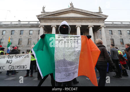 Des militants du Gilet jaune à l'extérieur de l'Irlande le General Post Office sur O'Connell Street à Dublin, lors d'une manifestation pour protester contre le gouvernement irlandais est d'enregistrer sur une gamme de questions sociales, y compris la crise du logement et les récentes expulsions. Banque D'Images