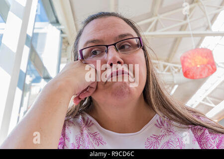 Femme à ennuyer, assez, assez, s'appuyant la tête sur la main. Notion de droit. Banque D'Images