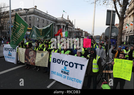 Des militants du gilet jaune l'Irlande au O'Connell Street à Dublin, lors d'une manifestation pour protester contre le gouvernement irlandais est d'enregistrer sur une gamme de questions sociales, y compris la crise du logement et les récentes expulsions. Banque D'Images