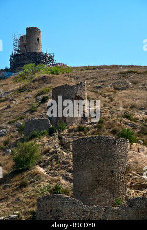 Ruines de la forteresse génoise Cembalo en Crimée, Balaklava Harbour Banque D'Images