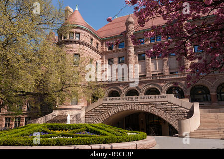 Vieux château entrée du Musée américain d'Histoire Naturelle est magnifique au printemps, NYC, USA Banque D'Images