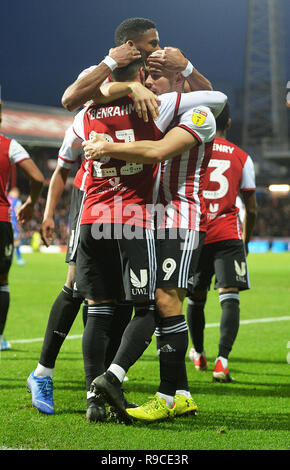 Neal Maupay de Brentford (à droite) célèbre marquant son but premier du côté du jeu avec ses coéquipiers au cours de la Sky Bet Championship match à Griffin Park, Londres. Banque D'Images