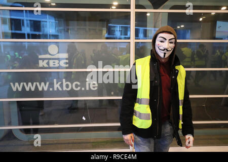 Des militants du Gilet jaune à l'extérieur de l'Irlande sur KBC Bank Sandwith Street à Dublin comme Garda protéger l'entrée, pendant une manifestation contre le gouvernement irlandais est d'enregistrer sur une gamme de questions sociales, y compris la crise du logement et les récentes expulsions. Banque D'Images