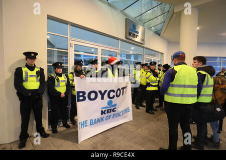 Des militants du Gilet jaune à l'extérieur de l'Irlande sur KBC Bank Sandwith Street à Dublin comme Garda protéger l'entrée, pendant une manifestation contre le gouvernement irlandais est d'enregistrer sur une gamme de questions sociales, y compris la crise du logement et les récentes expulsions. Banque D'Images