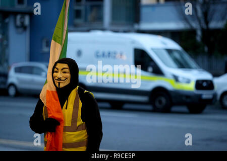 Des militants du Gilet jaune à l'extérieur de l'Irlande sur KBC Bank Sandwith Street à Dublin comme Garda protéger l'entrée, pendant une manifestation contre le gouvernement irlandais est d'enregistrer sur une gamme de questions sociales, y compris la crise du logement et les récentes expulsions. Banque D'Images