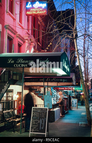 Le Restaurant Row, West 46th Street est un coin repas près des théâtres de Broadway, Hell's Kitchen, NEW YORK, USA Banque D'Images