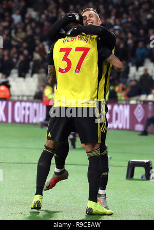 Gerard Deulofeu de Watford (à droite) célèbre marquant son deuxième but de côtés du jeu avec Roberto Pereyra au cours de la Premier League match au stade de Londres. Banque D'Images